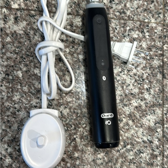 Oral-B iO Series 5 Black Handle with charger - Picture 4 of 4